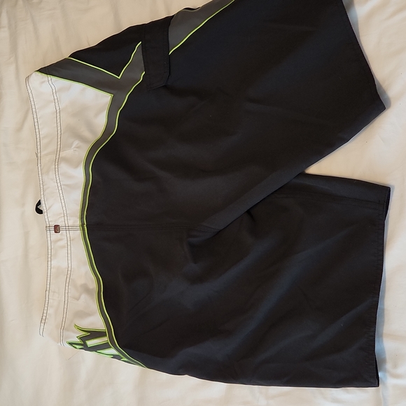 NWT QUIKSILVER Men's Board shorts - Picture 2 of 4